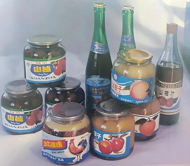 讲述了80年代人们在日常生活中送礼的习俗,礼品以食品为主,反映了当时